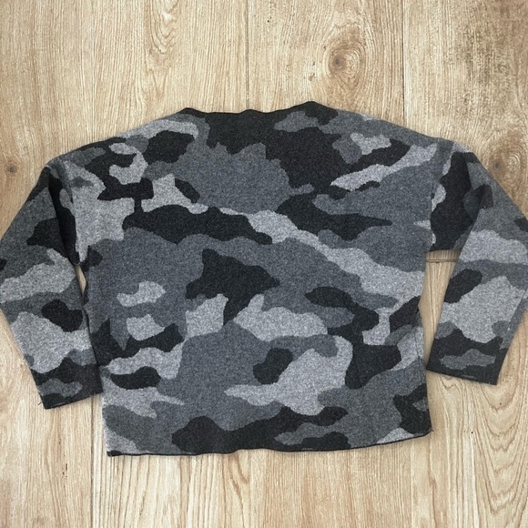 Vineyard Vines Camo Boatneck Sweater - Picture 5 of 5